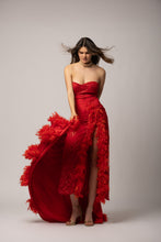 Carica l'immagine nel visualizzatore di Gallery, Abito lungo strapless con ricami e piume
